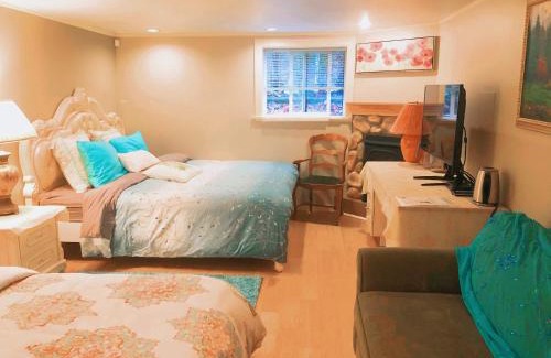West Side Bed & Breakfast | The Sunshine House-Free Parking