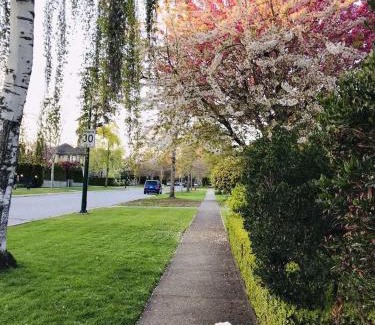 West Side Bed & Breakfast | The Sunshine House-Free Parking