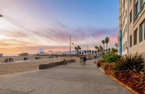 Downtown Apartment | The Sunstone - Full Oceanview Right On The Sand