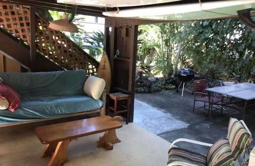 Historic Kailua Village Apartment | The Surf Hideaway is walking distance to everything Kona