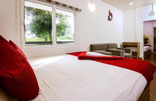 Kunchithanny Hotel | The Svarga Munnar Hill View resort