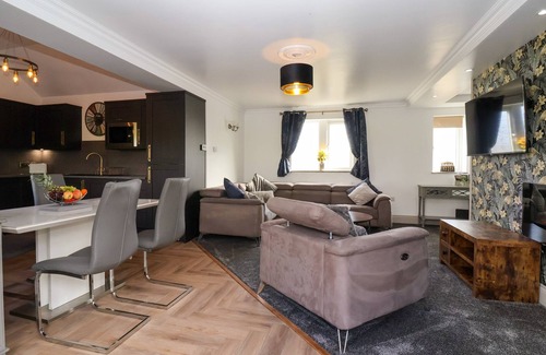 Eshton Cottage | THE SWANS NEST LOCK VIEW, pet friendly, with hot tub in Gargrave