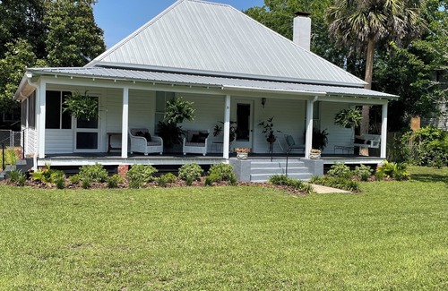 Historic Downtown Apalachicola House | The Tarpon Cottage near the bay.nRelaxing getaway!nSnowbirds special.