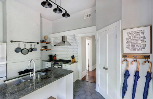 Historic Downtown Savannah House | The Taylor House Near Beautiful Whitefield Square