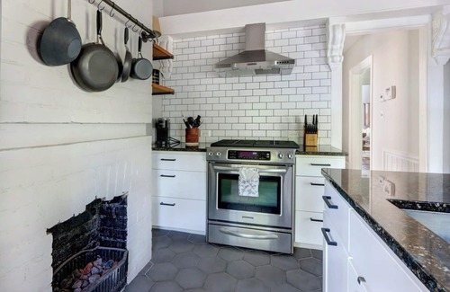 Historic Downtown Savannah House | The Taylor House Near Beautiful Whitefield Square