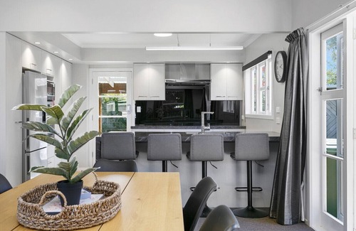 Taupo House | The Te Hatepe Hideaway
