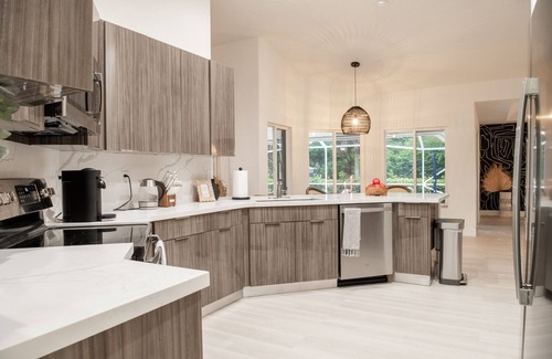 Hunt Club House | The Teakwood Villa - Secluded & Luxurious Pool Home in West Palm Beach