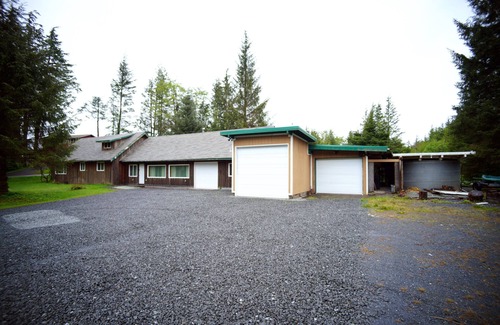 Ketchikan House | The Ten Mile House – Walk to Beach + Boat Parking