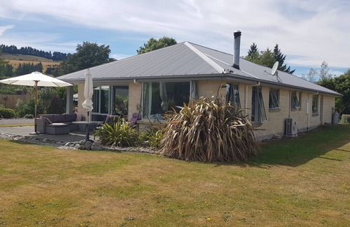 Glentunnel House | The Terrace - Perfect for skiers and families