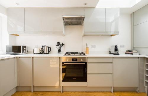 Battersea Apartment | The Thames Embrace 3 Bedroom and Garden House in Battersea