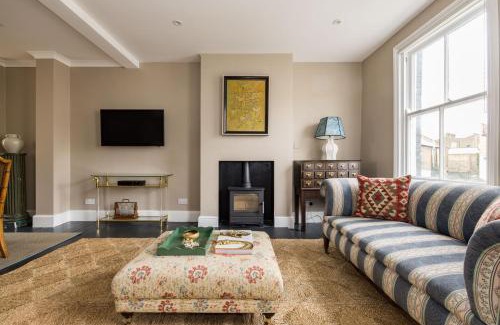 Battersea Apartment | The Thames Embrace 3 Bedroom and Garden House in Battersea