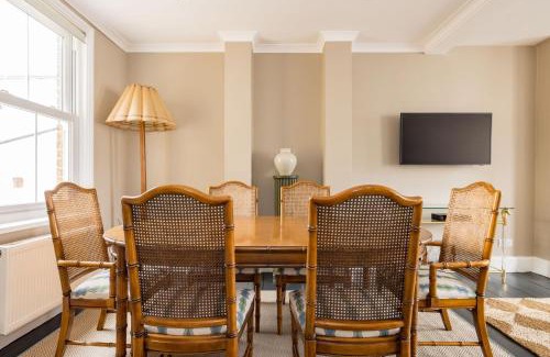 Battersea Apartment | The Thames Embrace 3 Bedroom and Garden House in Battersea