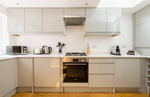 Battersea House | The Thames Embrace 3 BR+Garden House in Battersea