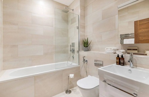 Queen's Gate Apartment | The Theodore Suite - Close to Kensington Palace