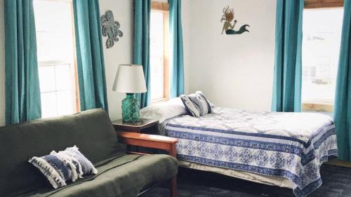 Seward Hotel | The Tides Inn