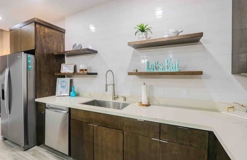 McAllen House | The Tiffany-New TownhousenSleeps 6, 3-Bedrooms-2 1/2 Baths, Open Concept, Comfy