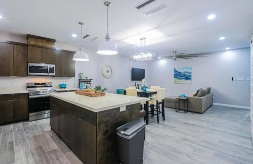 McAllen House | The Tiffany-New TownhousenSleeps 6, 3-Bedrooms-2 1/2 Baths, Open Concept, Comfy
