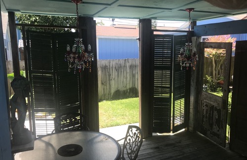 Galveston House | The tiki cottage by the sea