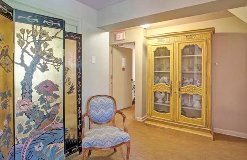 Jamestown House | The Tinkham Room at The Oaks Hotel-2 Twin Beds