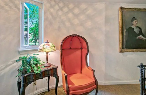 Jamestown House | The Tinkham Room at The Oaks Hotel-2 Twin Beds