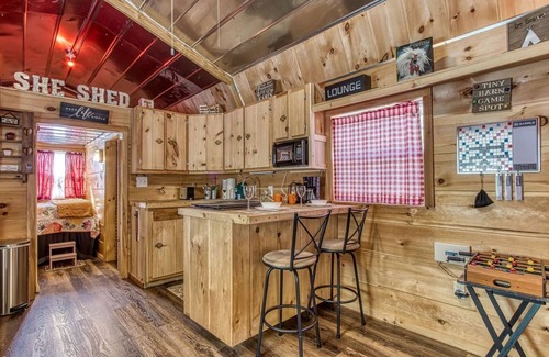 Sevierville House | The Tiny Barn, $1089 FREE tickets each paid day, Dollywood and More!