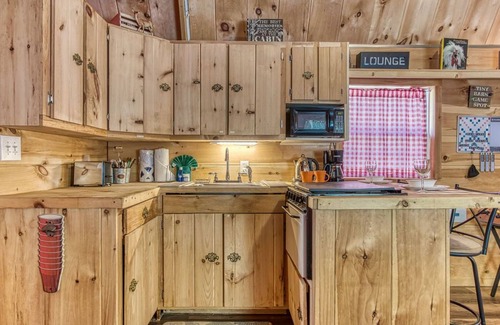 Sevierville House | The Tiny Barn, $1089 FREE tickets each paid day, Dollywood and More!