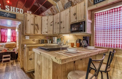 Sevierville House | The Tiny Barn, $1089 FREE tickets each paid day, Dollywood and More!