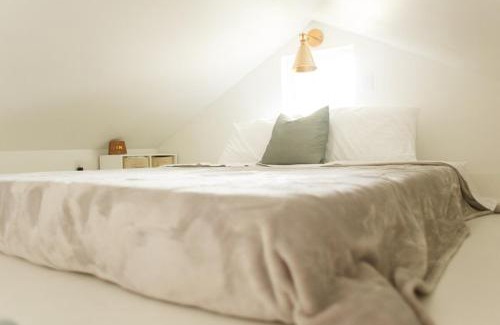 Norman House | The Tiny House 2KingBds Quaint Retreat OR Campus