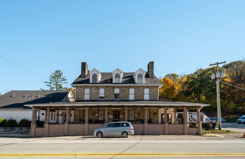 Farmington Hotel | The Titlow | Historic Victorian Inn Room