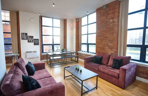 Manchester Apartment | The Topaz Suite Summa