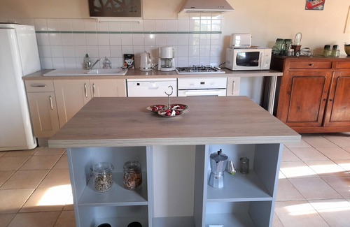 Saint-Pierre-d'Amilly House | The tower of the old castle: holidays 100% cozy natural