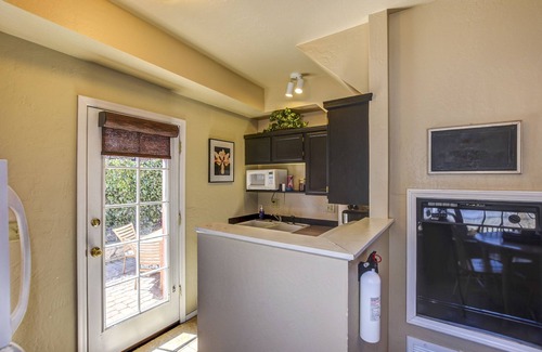 Prescott House | The Townhouse a spacious 2 bedroom near Whisky Row on quiet Union Street