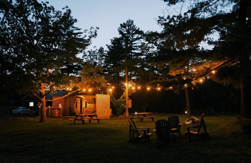 Havelock-Belmont-Methuen Ski Chalet | The Trace at Oak Lake - Chalet #13 - Queen Studio