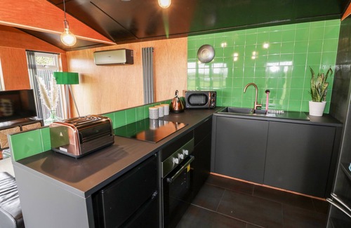 Grimley Cottage | THE TRACTOR SHED, with a garden in Broadheath