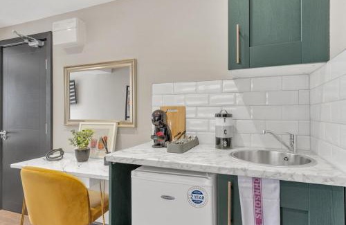 Shacklewell Apartment | The Traveler's Wanderlust Studio