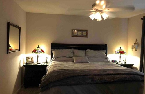 Bluff Heights House | “The Tree House” near beach, 2King beds, free parking