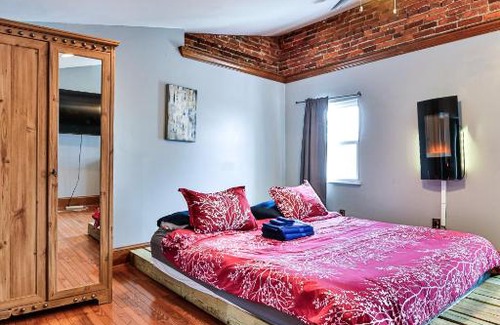 Southwark Apartment | The Tree House Queen Village with Hot Tub