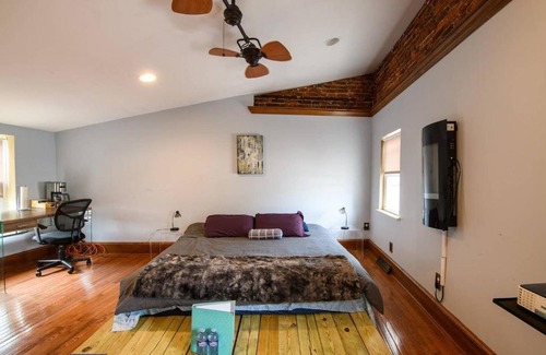 Southwark Apartment | The Tree House Queen Village with Hot Tub