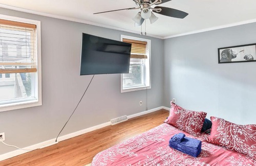 Southwark Apartment | The Tree House Queen Village with Hot Tub