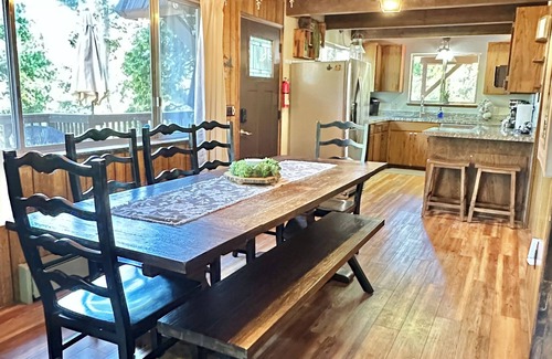 Arnold Cabin | The Treehouse Cabin in Blue Lake Springs - Walk to Fly-In-Acres Lake