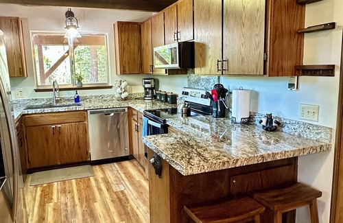 Arnold Cabin | The Treehouse Cabin in Blue Lake Springs - Walk to Fly-In-Acres Lake