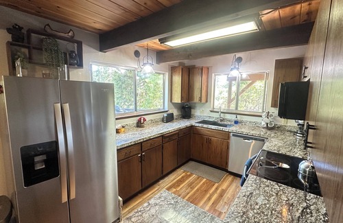 Arnold Cabin | The Treehouse Cabin in Blue Lake Springs - Walk to Fly-In-Acres Lake