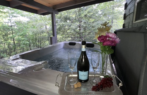 Jamestown Cabin | The Treehouse - TN Honeymoon Cabin - HOT TUB & Fireplace- in BSF!!!