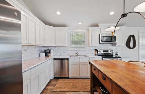 Carmine House | The Trendsetter: Cozy Farmhouse near Round Top