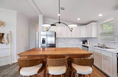 Carmine House | The Trendsetter: Cozy Farmhouse near Round Top