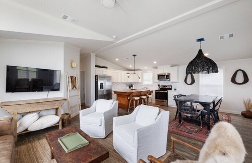 Carmine House | The Trendsetter: Cozy Farmhouse near Round Top