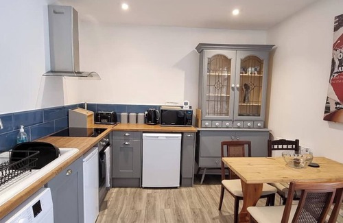 Old Town Hastings House | The Tuck Away, Central & Spacious with Parking