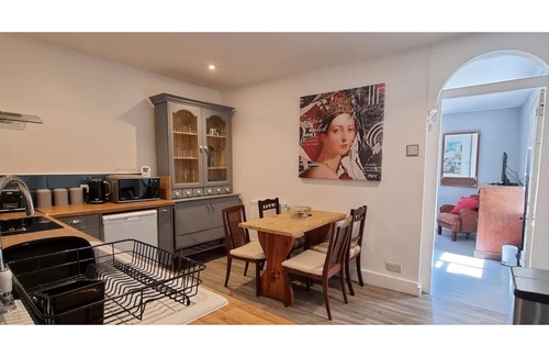 Old Town Hastings House | The Tuck Away, Central & Spacious with Parking