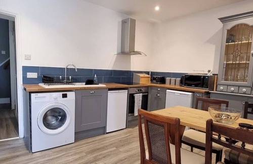 Old Town Hastings House | The Tuck Away, Central & Spacious with Parking
