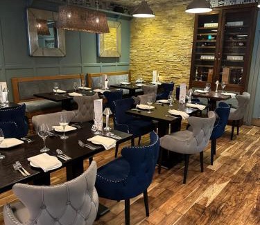 Airdrie Hotel | The Tudor Hotel